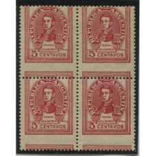 ARGENTINA 1942 GJ 890 ESTAMPILLAS SAN MARTIN MUY BONITO BLOCK DE CUATRO VARIEDAD DENTADO DESPLAZADO QUEDANDO LA PALABRA CORREOS EN LA PARTE INFERIOR, MINT